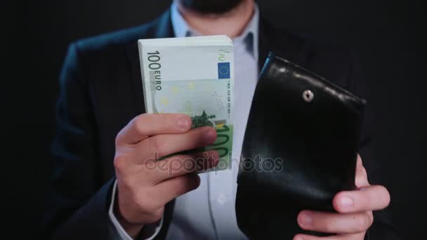 Бізнесмен ховає готівку в гаманці — стокове відео