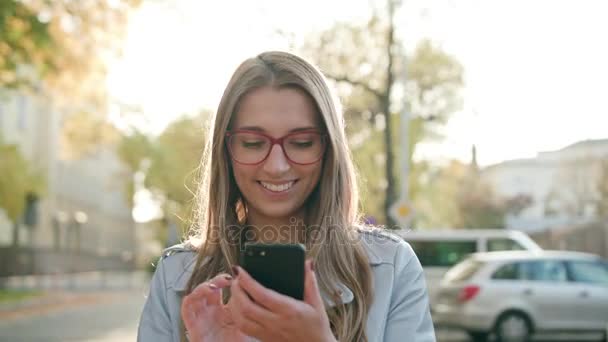 Mladá dáma s použitím Smartphone v ulici — Stock video