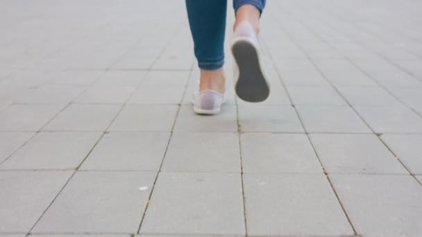 Jovens Ladys Pés Caminhando no Cobblestone — Vídeo de Stock