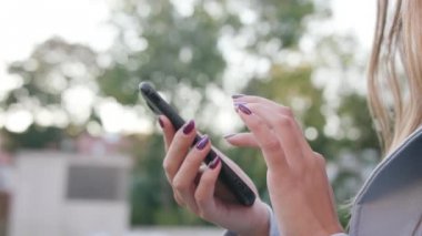 Bir genç bayan bir Smartphone açık havada kullanma