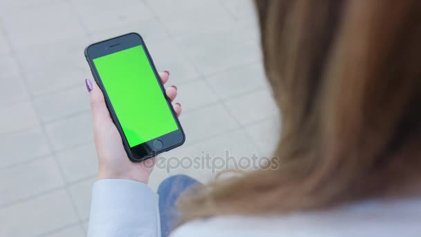 Μια κυρία χρησιμοποιώντας τηλέφωνο με μια πράσινη οθόνη — Αρχείο Βίντεο