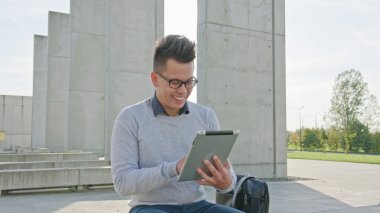 Genç bir adam dışında Tablet kullanma