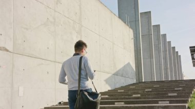 Genç bir adam dışındaki bir telefon kullanma