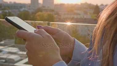 Bir genç bayan bir Smartphone açık havada kullanma