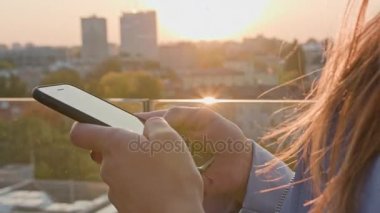 Bir genç bayan bir Smartphone açık havada kullanma