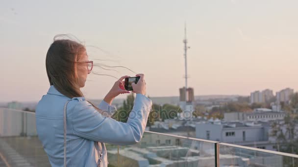 Egy fiatal hölgy fényképezni a városban. — Stock videók