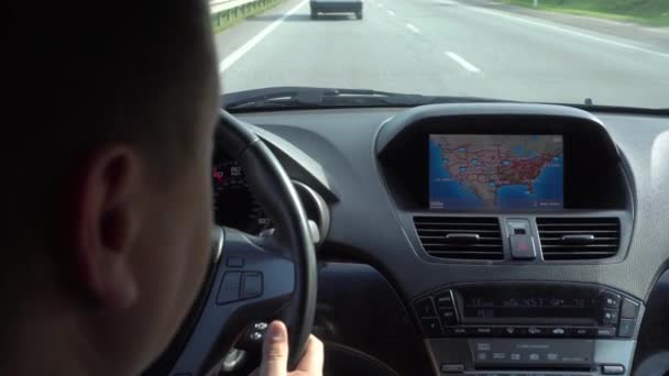 Dentro de un coche. Un módulo GPS está encendido — Vídeo de stock