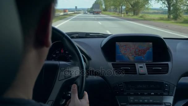 Dentro de un coche. Un módulo GPS está encendido — Vídeos de Stock