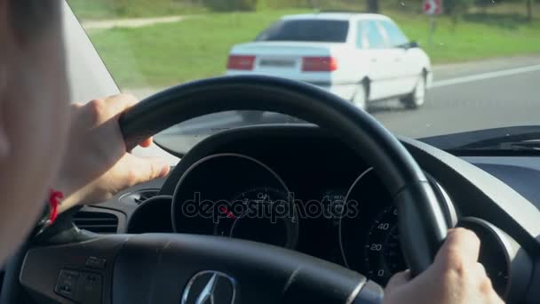 Dentro de um carro. A Mans Mãos no volante — Vídeo de Stock