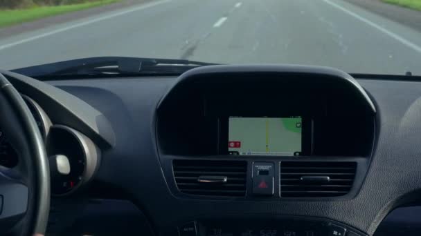 Im Auto. ein gps-Modul ist eingeschaltet — Stockvideo