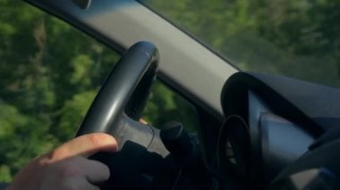 Bir arabanın içinde. Bir adamın elleri direksiyonda