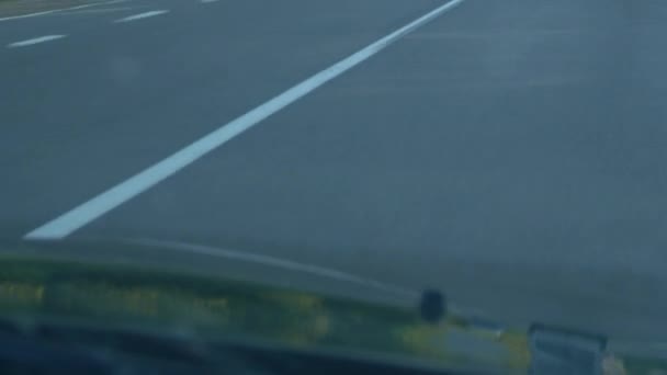 Straßenmarkierung. ein Schuss aus einem fahrenden Auto — Stockvideo