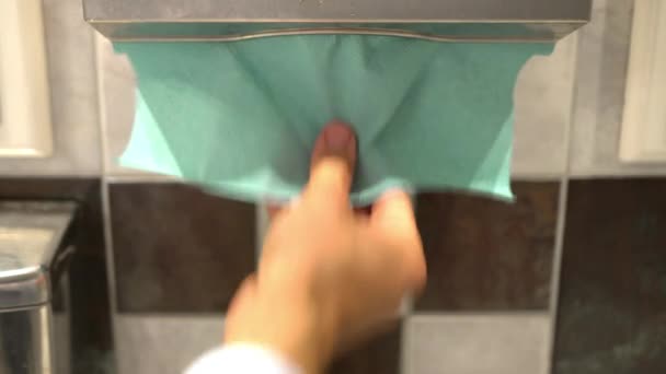 Hand plukken van een papieren handdoek — Stockvideo