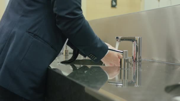 Mann wäscht sich im Badezimmer die Hände — Stockvideo