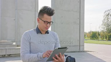 Genç bir adam dışında Tablet kullanma