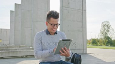 Genç bir adam dışında Tablet kullanma