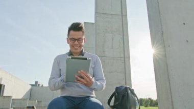 Genç bir adam dışında Tablet kullanma