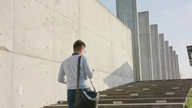 Genç bir adam dışındaki bir telefon kullanma