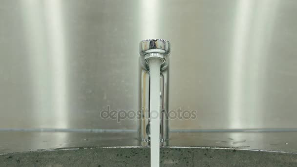Água que corre de uma torneira — Vídeo de Stock
