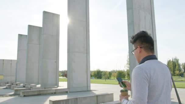 밖에 서 전화를 사용 하 여 젊은 남자 — 비디오