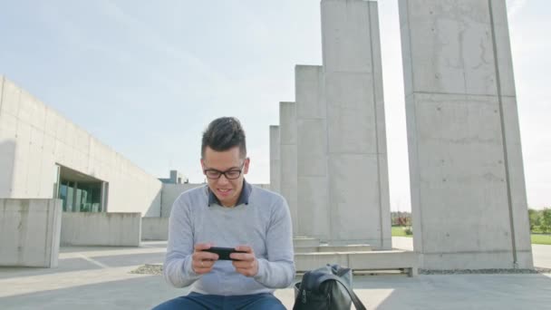 Молода людина використовує телефон зовні — стокове відео