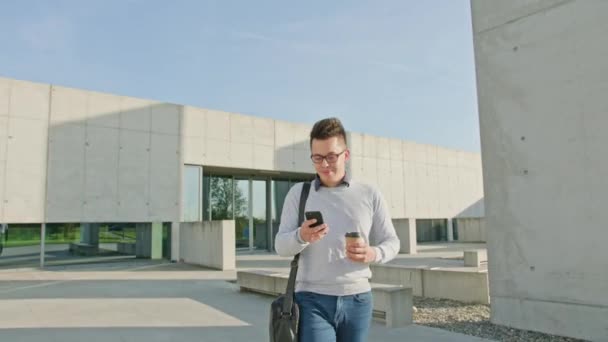 Un jeune homme utilisant un téléphone à l'extérieur — Video