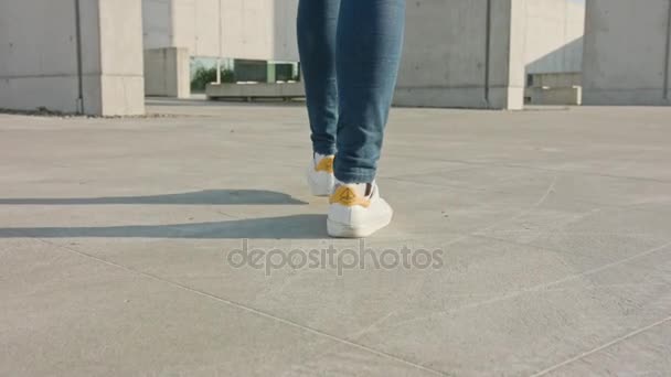 若いマン、石畳の上を歩いて足 — ストック動画