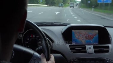 Bir arabanın içinde. Bir Gps modülü açıktır