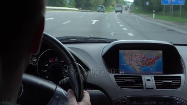 Im Auto. ein gps-Modul ist eingeschaltet — Stockvideo