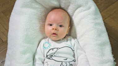 bir beşiğinde uyuyan bebek