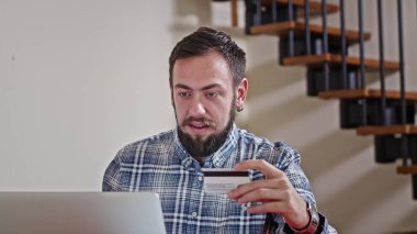 Evde dizüstü bilgisayarla çalışan bir adam