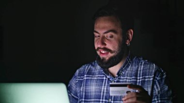 Shoping dizüstü bilgisayar üzerinde