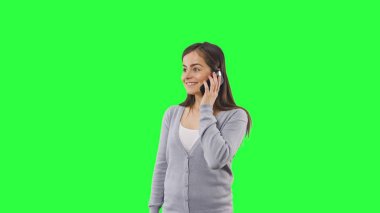 Üstünde yeşil perde telefon ile izole kadın