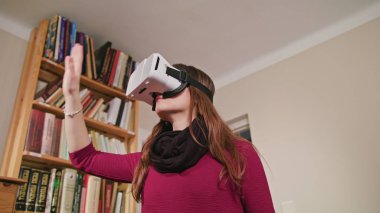 Sanal gerçeklik gözlüklü genç kadın.