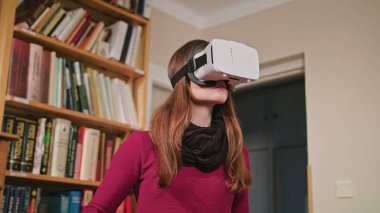 Sanal gerçeklik gözlüklü genç kadın.