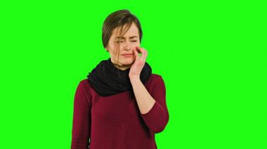 Üzgün ve ağlayan bir genç bayan