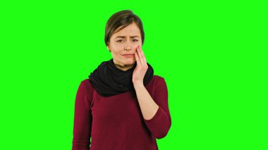 Üzgün ve ağlayan bir genç bayan