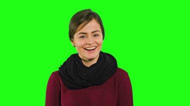 Bir genç bayan gülümseyerek ve aşağı bakıyor