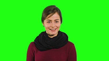 Genç gülümseyen ve yana doğru arayan Bayan