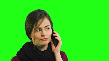 Telefonda konuşurken bir genç bayan