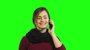 Telefonda konuşurken bir mutlu hanım