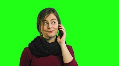 Telefonda konuşurken bir mutlu hanım