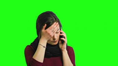 Telefonda konuşurken sinirli bir genç kadın