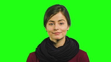 Gülümseyen bir genç bayan