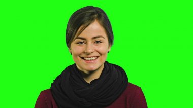 Gülümseyen bir genç bayan