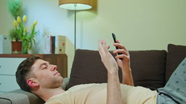 Adam kanepede döşenmesi ve istimal hareket eden telefon