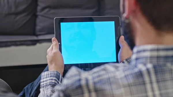 Людина з Цифрова табличка з синім екраном — стокове фото