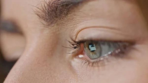 Ojo de niña con reflejo de pantalla — Foto de Stock