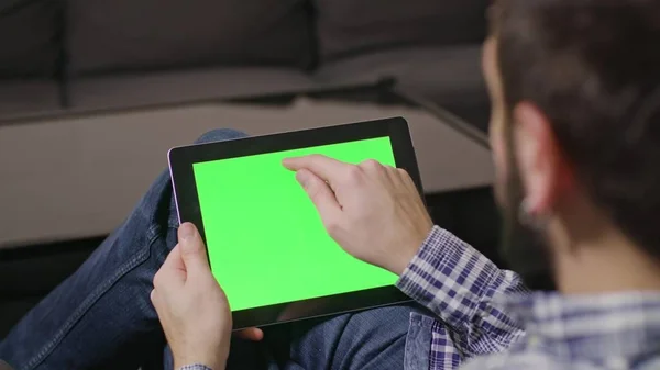 Зелений екран Цифровий планшетний ПК Людина — стокове фото