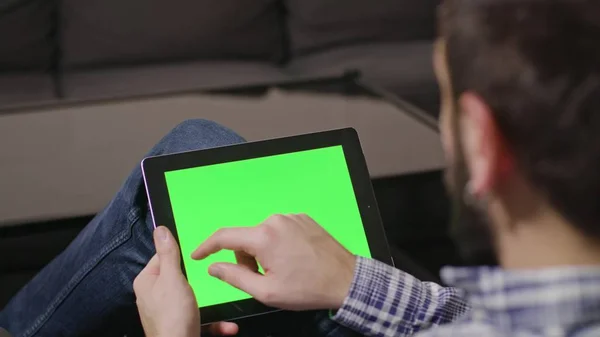 Зелений екран Цифровий планшетний ПК Людина — стокове фото